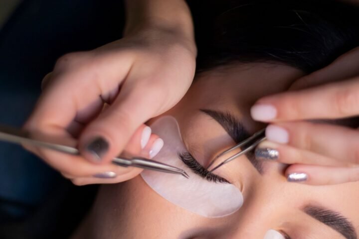 Resolve Eyelash Extension Challenges Easily