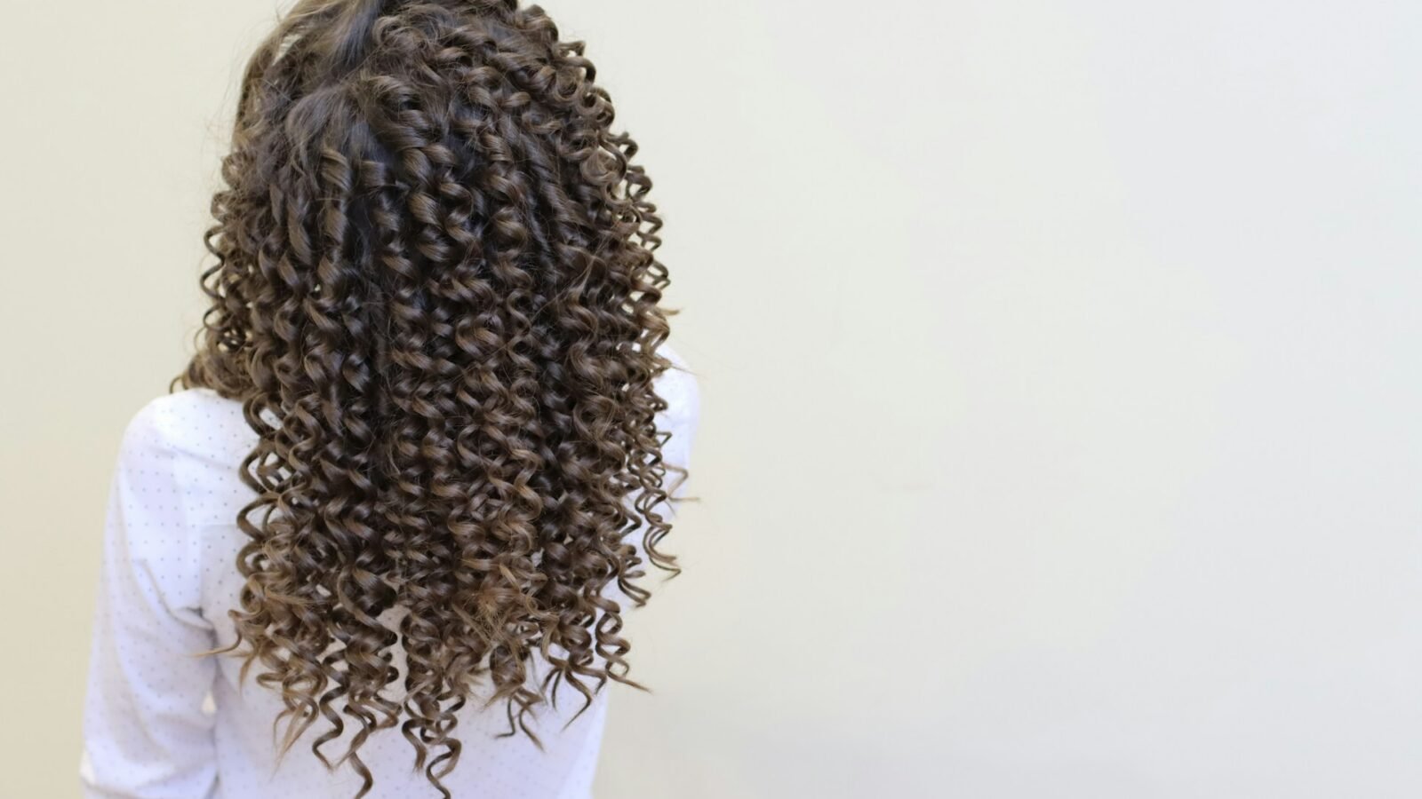 Managing Curly Hair Volume in Winter