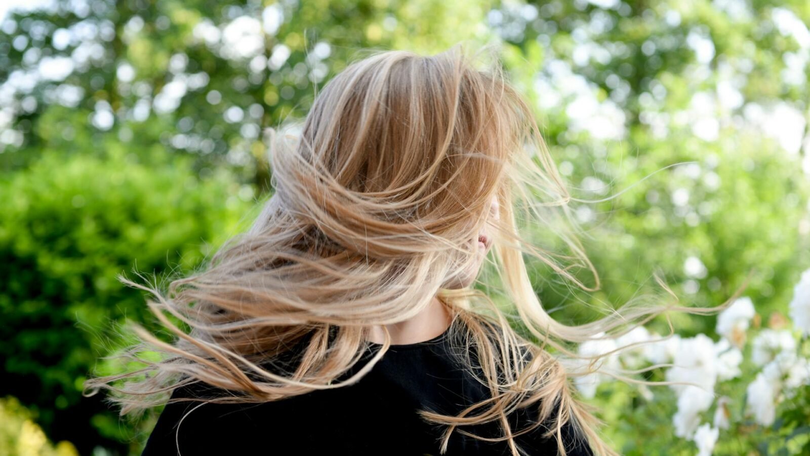 Blonde Highlight Refresh Tips for Early Summer Shine