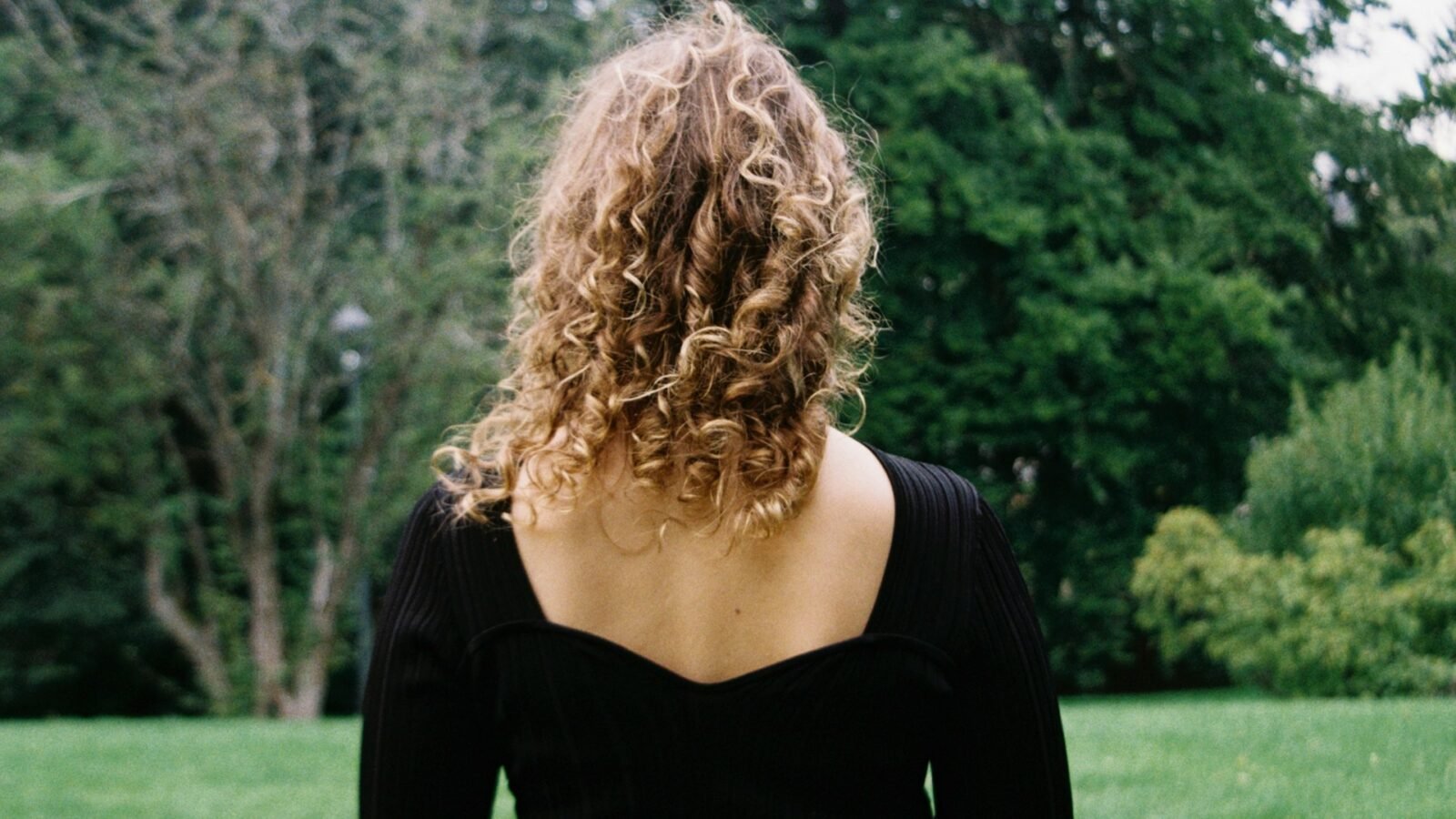 How Humidity Affects Hair Texture and Summer Styling