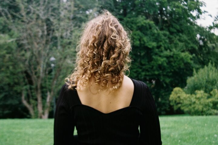 How Humidity Affects Hair Texture and Summer Styling